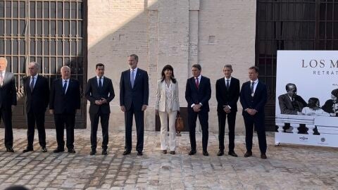 El Rey Felipe VI acompa&ntilde;ado de otras autoridades en la inauguraci&oacute;n de la exposici&oacute;n `Los Machados. Retratos de familia&acute;.