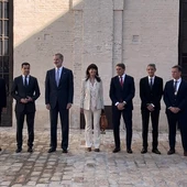 El Rey Felipe VI acompañado de otras autoridades en la inauguración de la exposición `Los Machados. Retratos de familia´. El Rey Felipe VI acompañado de otras autoridades en la inauguración de la exposición `Los Machados. Retratos de familia´.