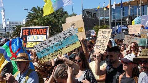 Miles de personas salen en las principales zonas tur&iacute;sticas de Canarias en protesta por el turismo de masas | 2