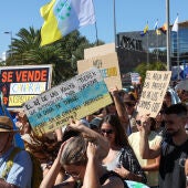 Miles de personas salen en las principales zonas turísticas de Canarias en protesta por el turismo de masas | 2