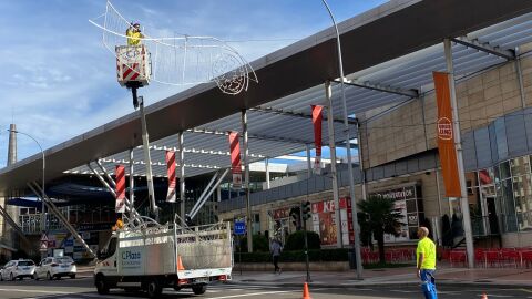 Colocaci&oacute;n de los adornos luminosos delante de la estaci&oacute;n de trenes