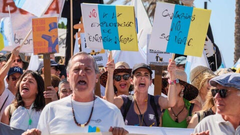 Miles de personas salen en las principales zonas tur&iacute;sticas de Canarias en protesta por el turismo de masas | 1