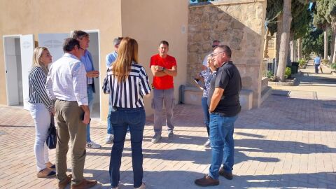 Visita al cementerio por gobierno y t&eacute;cnicos