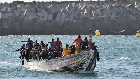 Imagen de archivo de un cayuco con migrantes entrando en el Puerto de la Restinga, en la isla de El Hierro (Canarias)