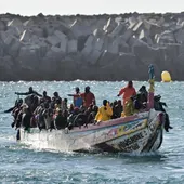 Imagen de archivo de un cayuco con migrantes entrando en el Puerto de la Restinga, en la isla de El Hierro (Canarias) Imagen de archivo de un cayuco con migrantes entrando en el Puerto de la Restinga, en la isla de El Hierro (Canarias)