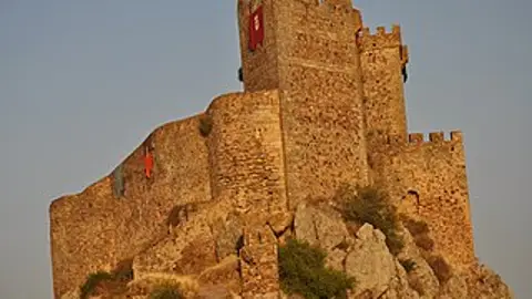 Cientos de vecinos de Alburquerque lanzan una llamada de socorro para salvar el Castillo de Luna Cientos de vecinos de Alburquerque lanzan una llamada de socorro para salvar el Castillo de Luna