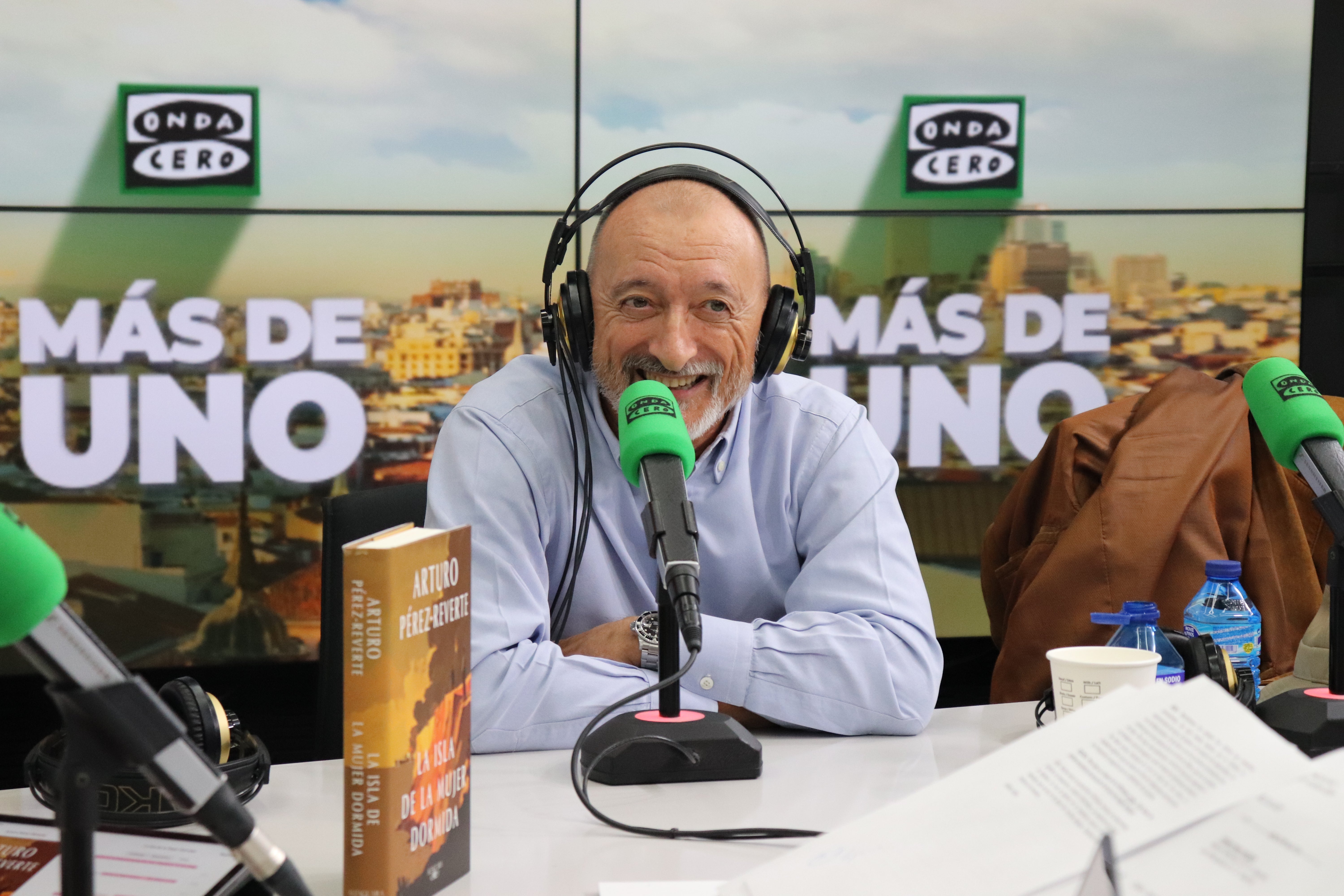 Arturo Pérez-Reverte: "He dejado de escribir en mayúscula palabras como honor, patria o bandera" Arturo Pérez-Reverte: "He dejado de escribir en mayúscula palabras como honor, patria o bandera"