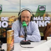 Arturo Pérez-Reverte presenta en 'Más de uno' su última novela 'La isla de la mujer dormida' 