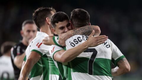 &Oacute;scar Plano y Agust&iacute;n &Aacute;lvarez celebran el primer gol del partido ante el Real Sporting.