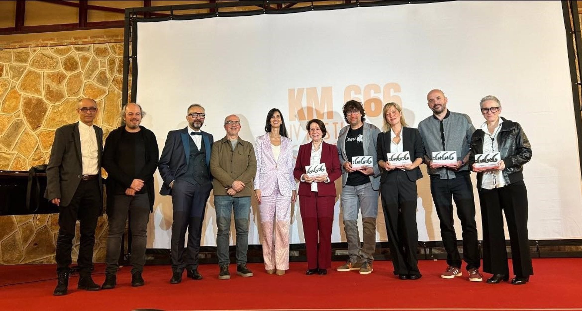 "La compañía", de José María Flores y la villafranquesa Mariana Cordero premiados en el Festival de Cortometrajes KM 666 "La compañía", de José María Flores y la villafranquesa Mariana Cordero premiados en el Festival de Cortometrajes KM 666