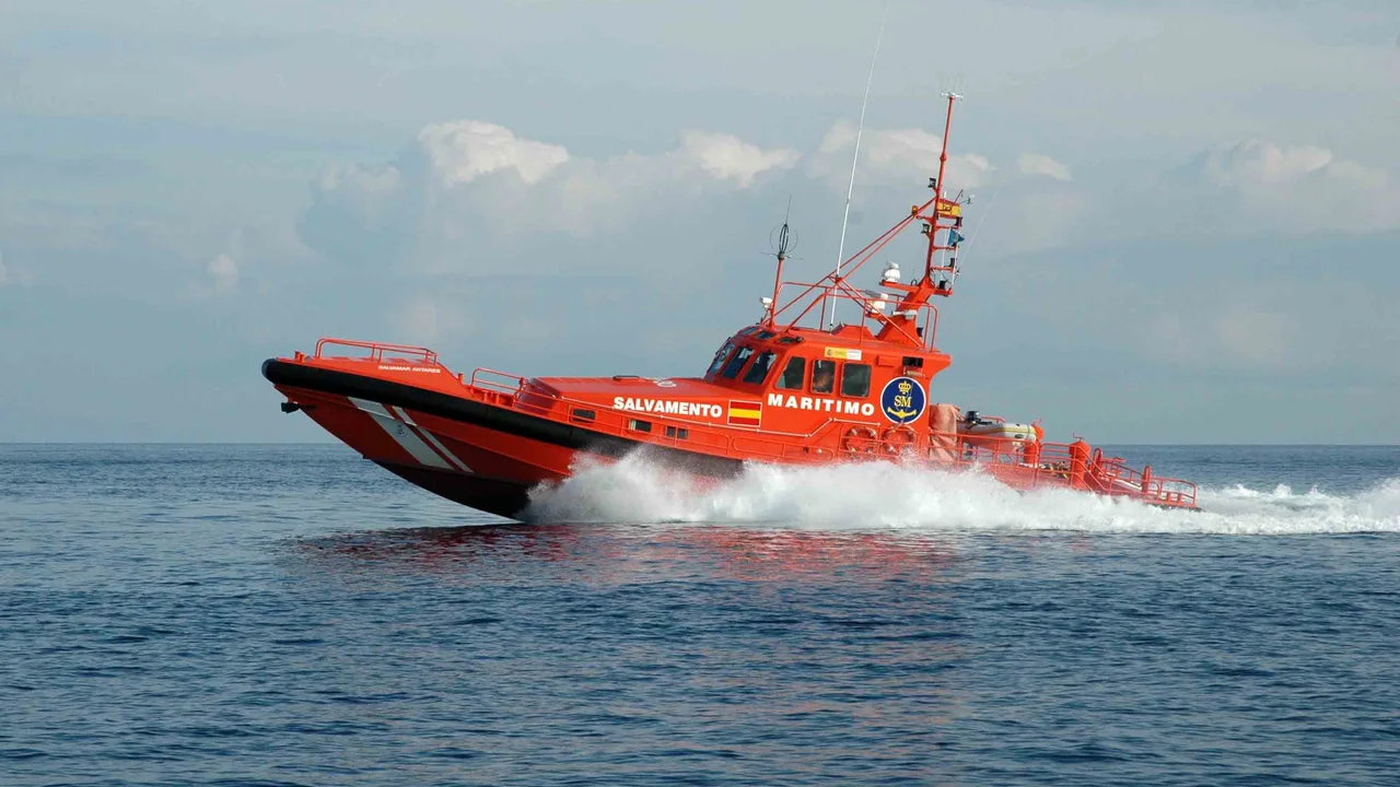 Salvamento Marítimo ha tenido que trabajar a fondo para rescatar 77 migrantes ilegales en Formentera