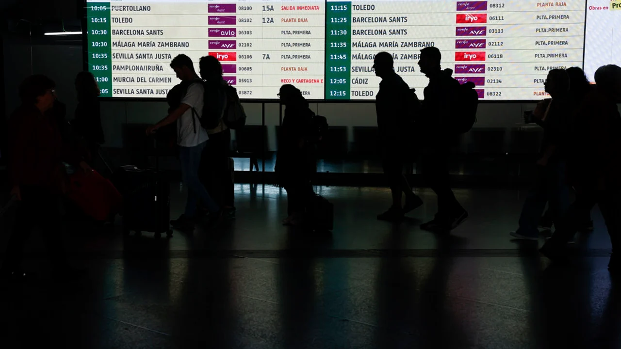 arios viajeros hacen cola ante el acceso a uno de los andenes en la estación de Madrid-Puerta de Atocha Almudena Grandes este lunes