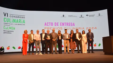 Adrià, en el centro, junto al resto de premiados en la inauguración de la sexta edición de Culinaria Adrià, en el centro, junto al resto de premiados en la inauguración de la sexta edición de Culinaria