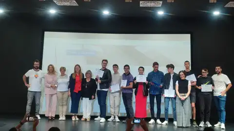 Grupo de jóvenes de Aspe que se ha llevado el premio del programa ‘Corto y cambio de este año. Grupo de jóvenes de Aspe que se ha llevado el premio del programa ‘Corto y cambio de este año.