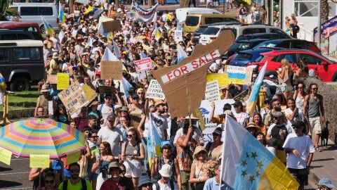 Miles de personas salen en las principales zonas tur&iacute;sticas de Canarias en protesta por el turismo de masas | 3