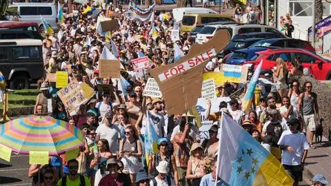 Miles de personas salen en las principales zonas turísticas de Canarias en protesta por el turismo de masas | 3 Miles de personas salen en las principales zonas turísticas de Canarias en protesta por el turismo de masas | 3
