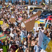 Miles de personas salen en las principales zonas turísticas de Canarias en protesta por el turismo de masas | 3