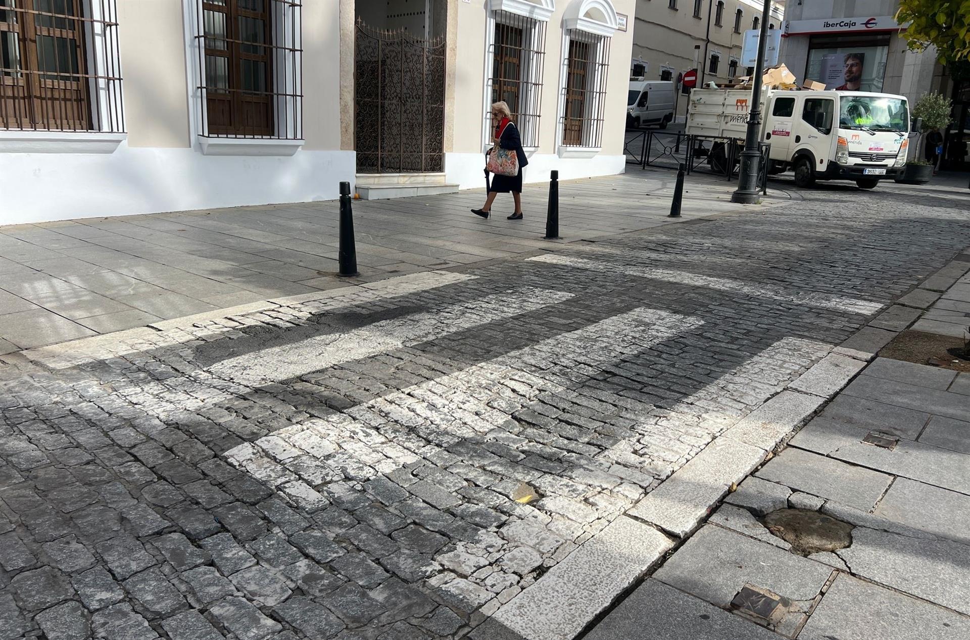 El acceso a la Plaza de España de Mérida se cortará al tráfico este lunes por la reparación de pasos de peatones El acceso a la Plaza de España de Mérida se cortará al tráfico este lunes por la reparación de pasos de peatones