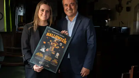 Halloween 2024 en Camargo: varios talleres, una Escape Room y el Pasaje del Terror de entrada libre El alcalde de Camargo, Diego Movellán, junto a la concejala de Juventud, María Higuera