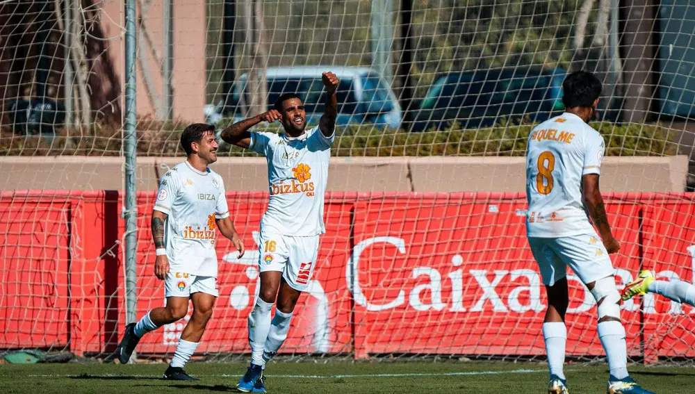 Fran Nuñez celebra con Juancar y Riquelme su tanto frente al Mallorca B Fran Nuñez celebra con Juancar y Riquelme su tanto frente al Mallorca B