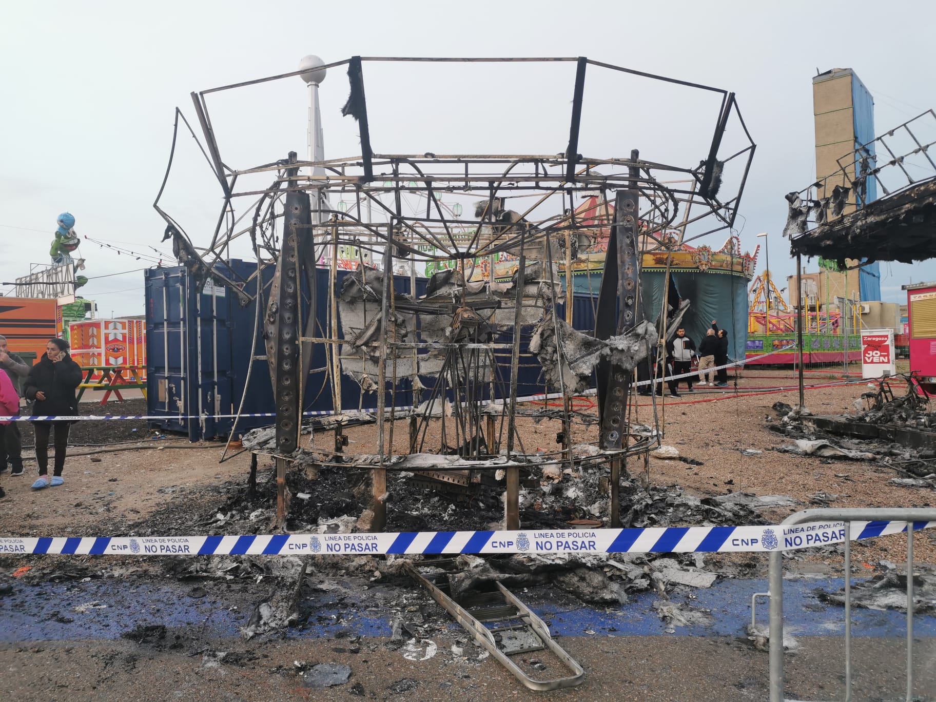 Zaragoza dice adiós al Ferial y la policía investiga el incendio de dos atracciones Zaragoza dice adiós al Ferial y la policía investiga el incendio de dos atracciones