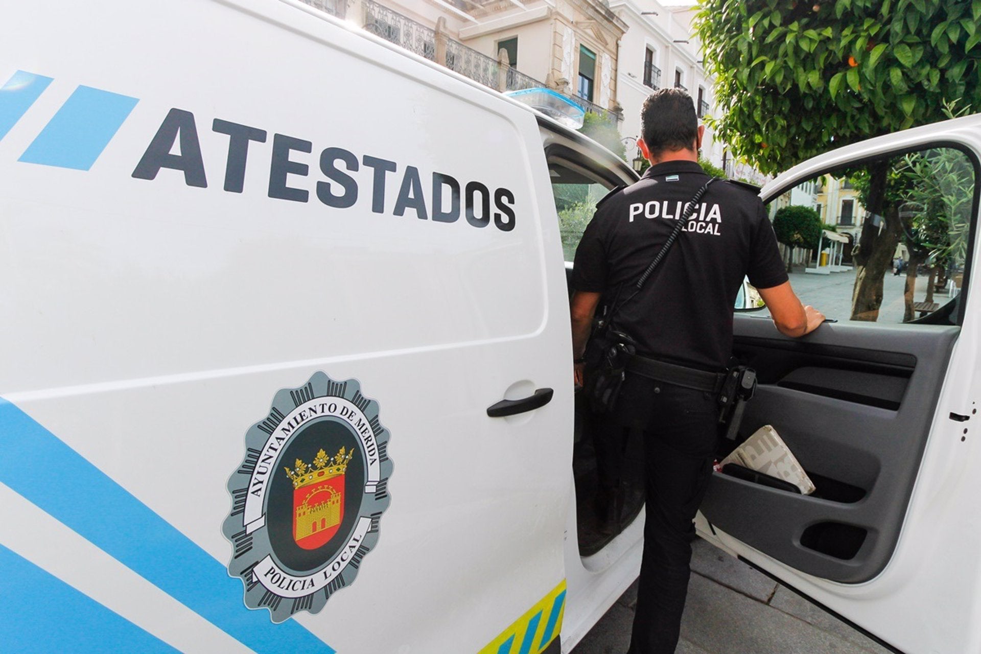 El Ayuntamiento de Mérida retira y sanciona carteles colocados en la calle y farolas sin autorización El Ayuntamiento de Mérida retira y sanciona carteles colocados en la calle y farolas sin autorización