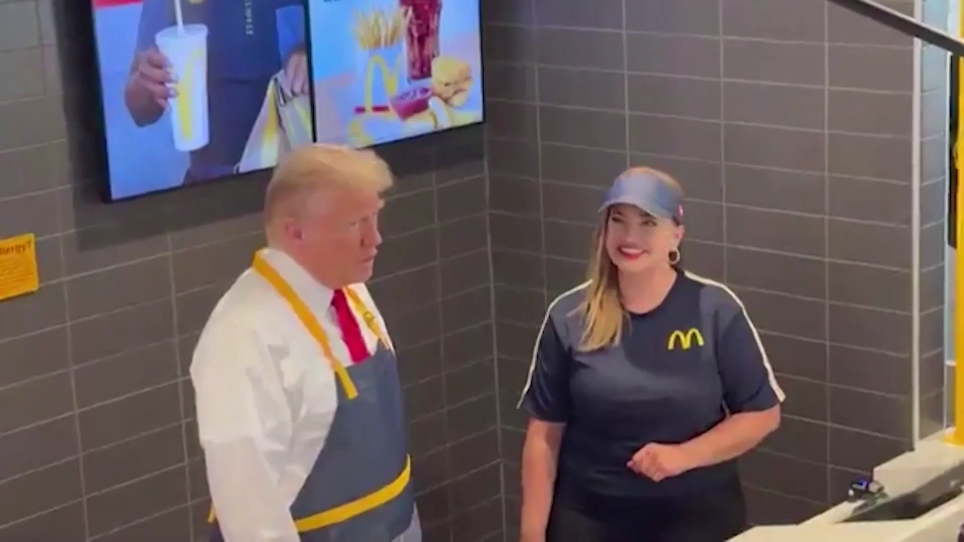  Trump cocina patatas fritas en un McDonald's y afirma que Harris nunca trabaj&oacute; en uno
