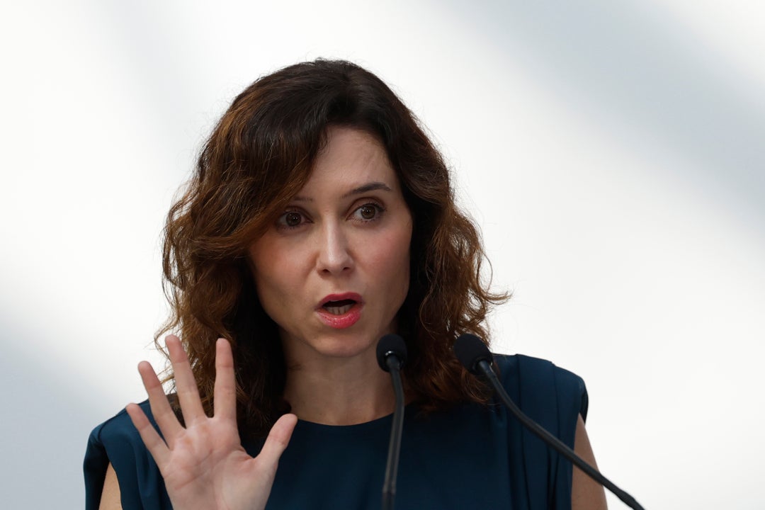 Ayuso explica su plantón a Sánchez y le espeta que su pareja "no va a la Puerta del Sol a hacer negocios" Ayuso explica su plantón a Sánchez y le espeta que su pareja "no va a la Puerta del Sol a hacer negocios"
