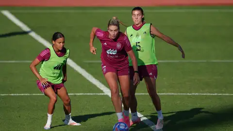Archivo - Alexia Putellas, Vicky López y Patri Guijarro en un entrenamiento de la selección española femenina de fútbol Archivo - Alexia Putellas, Vicky López y Patri Guijarro en un entrenamiento de la selección española femenina de fútbol