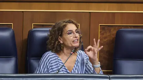 La vicepresidenta primera y ministra de Hacienda, María Jesús Montero, interviene en una sesión de control al Gobierno en el pleno del Congreso, en Madrid. EFE/ Kiko Huesca La vicepresidenta primera y ministra de Hacienda, María Jesús Montero, interviene en una sesión de control al Gobierno en el pleno del Congreso, en Madrid. /EFE/ Kiko Huesca