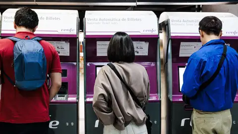 Pasajeros en la estación de tren de Atocha. Pasajeros en la estación de tren de Atocha.