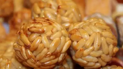 Panellets de pinyons Panellets de pinyons