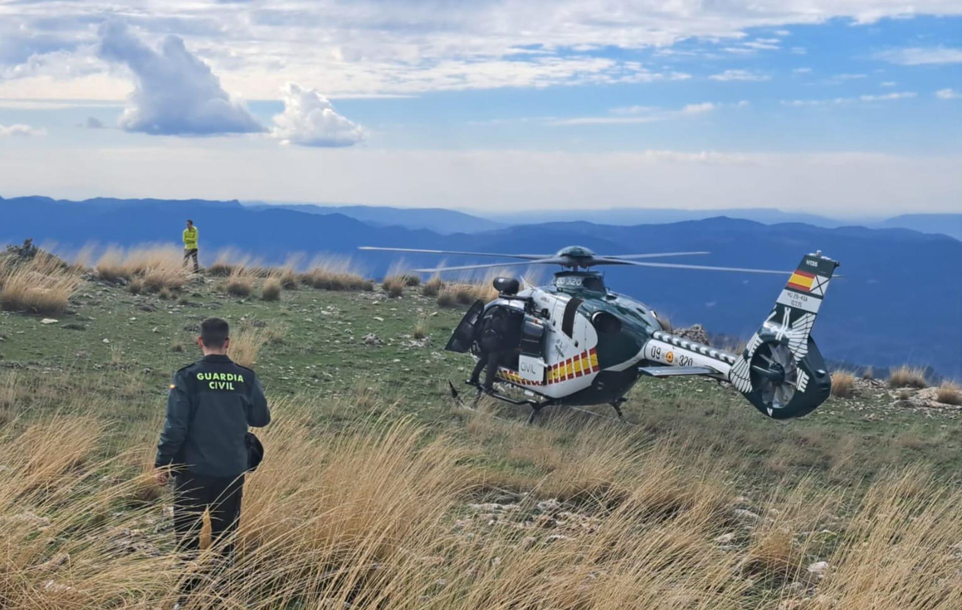 La Guardia Civil trata de rescatar los restos humanos localizados en la avioneta siniestrada en la Sierra del Segura La Guardia Civil trata de rescatar los restos humanos localizados en la avioneta siniestrada en la Sierra del Segura