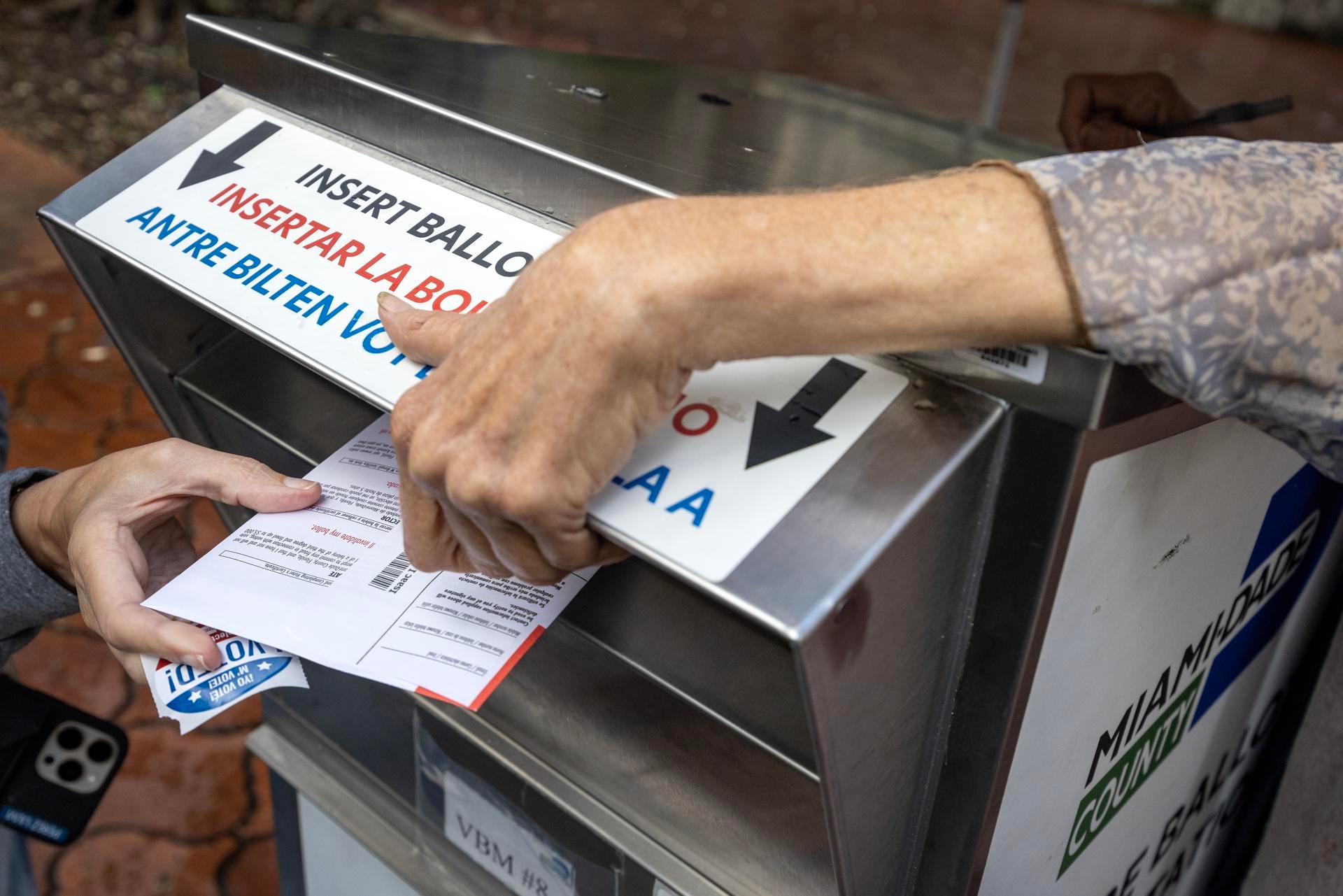 Cifras récord de participación en la votación anticipada de las elecciones en EEUU: casi 14 millones de personas ya han votado Cifras récord de participación en la votación anticipada de las elecciones en EEUU: casi 14 millones de personas ya han votado