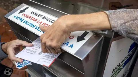 Una persona vota por correo en el primer día de votación anticipada en Florida. Una persona vota por correo en el primer día de votación anticipada en Florida.