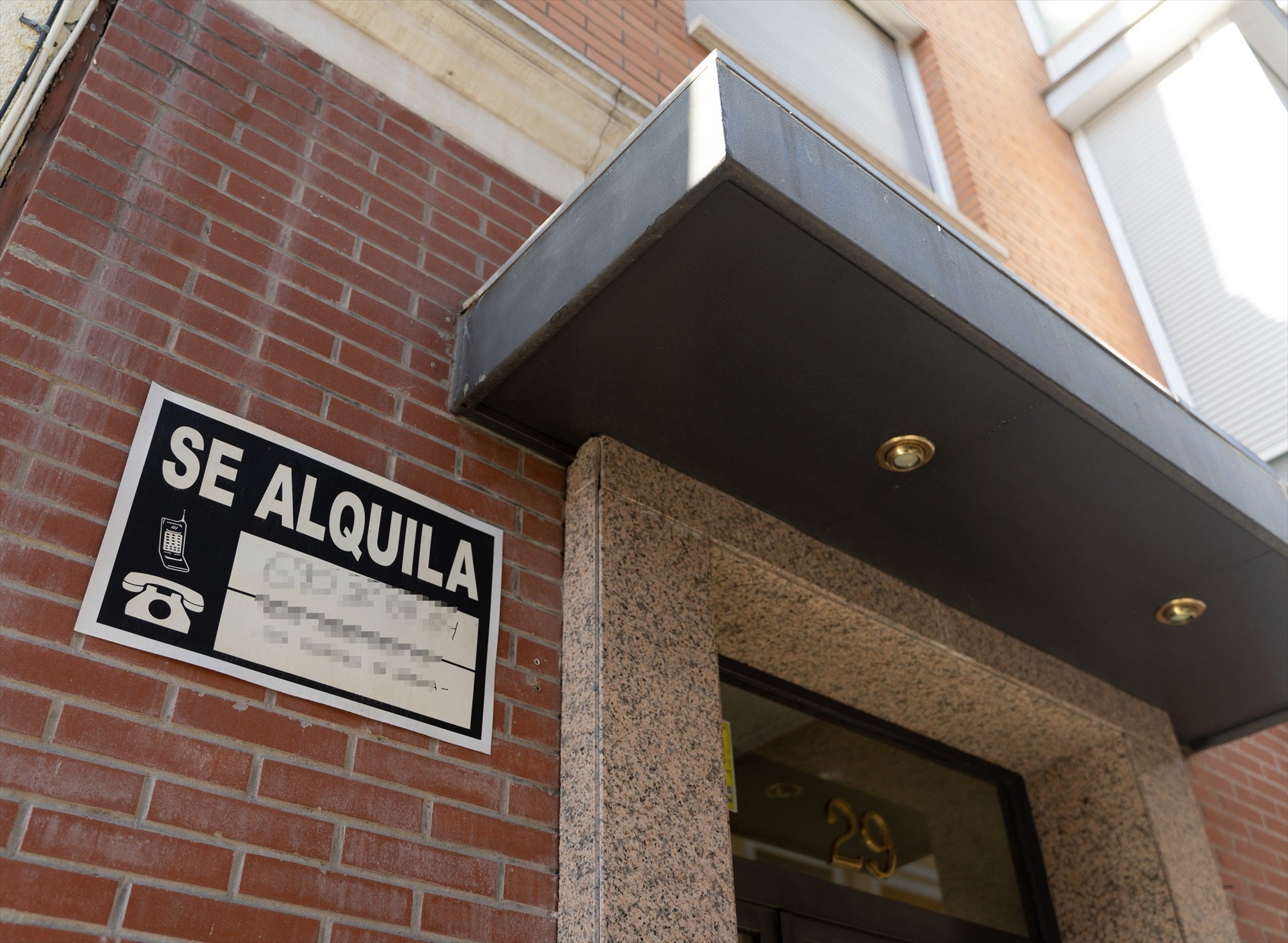 Un cartel de 'Se alquila' pegado a un edificio, en una fotografía de archivo. Un cartel de 'Se alquila' pegado a un edificio, en una fotografía de archivo.