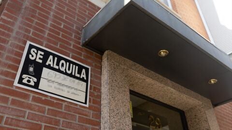 Un cartel de 'Se alquila' pegado a un edificio, en una fotograf&iacute;a de archivo.