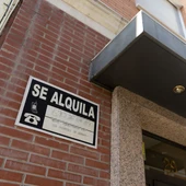 Un cartel de 'Se alquila' pegado a un edificio, en una fotografía de archivo. Un cartel de 'Se alquila' pegado a un edificio, en una fotografía de archivo.