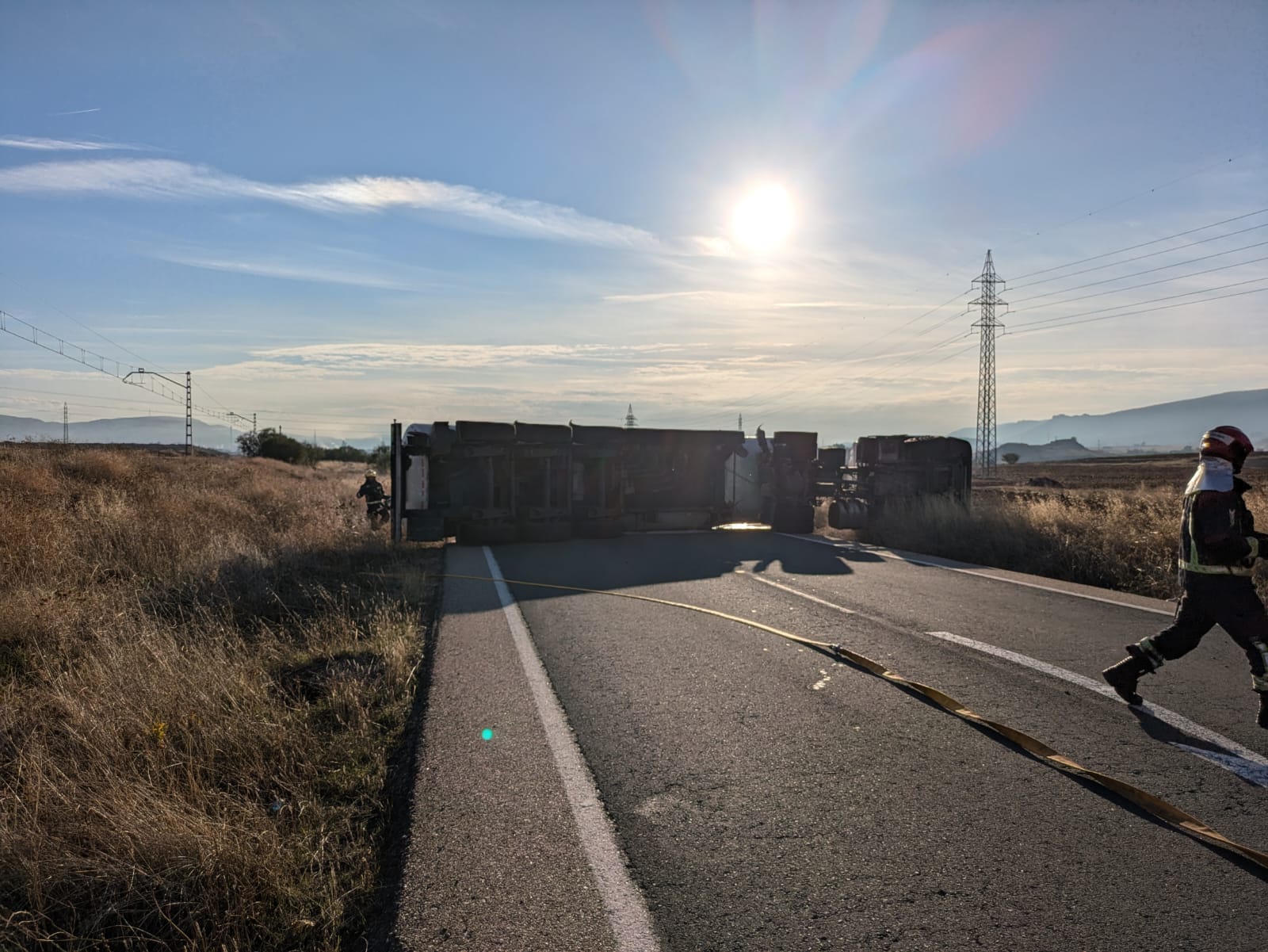 El vuelco de un camión que transporta combustible corta la N-420 en Puertollano El vuelco de un camión que transporta combustible corta la N-420 en Puertollano