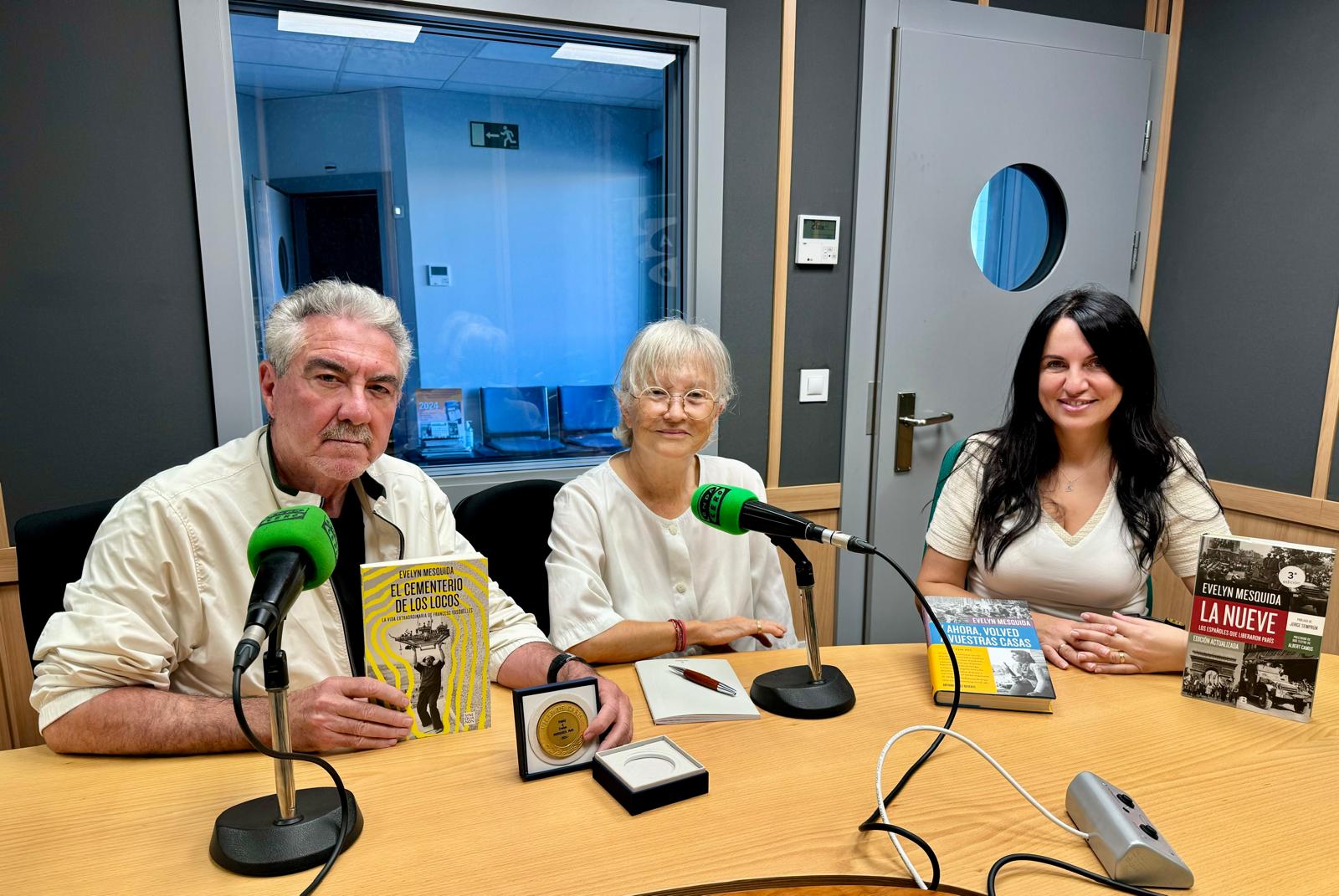 La escritora alicantino Evelyn Mesquida recibe la medalla de oro de París por su obra literaria La escritora alicantino Evelyn Mesquida recibe la medalla de oro de París por su obra literaria