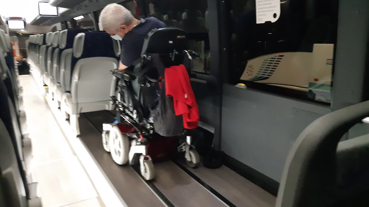 Una usuaria con problemas de movilidad en el interior en un autobús