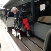 Una usuaria con problemas de movilidad en el interior en un autobús