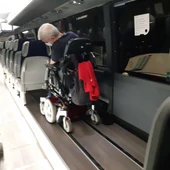 Una usuaria con problemas de movilidad en el interior en un autobús Una usuaria con problemas de movilidad en el interior en un autobús