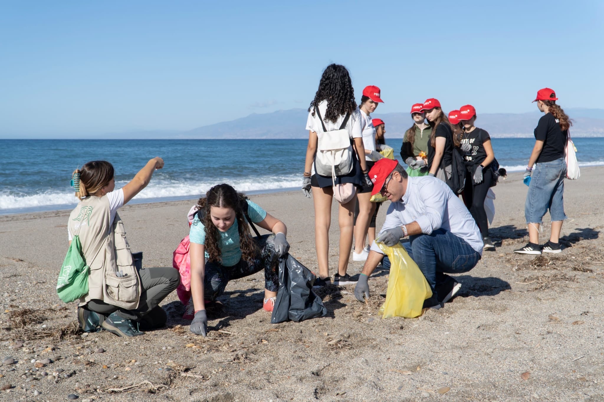 70 voluntarios recogen 137 kilos de residuos en la playa de las Salinas de Cabo de Gata 70 voluntarios recogen 137 kilos de residuos en la playa de las Salinas de Cabo de Gata