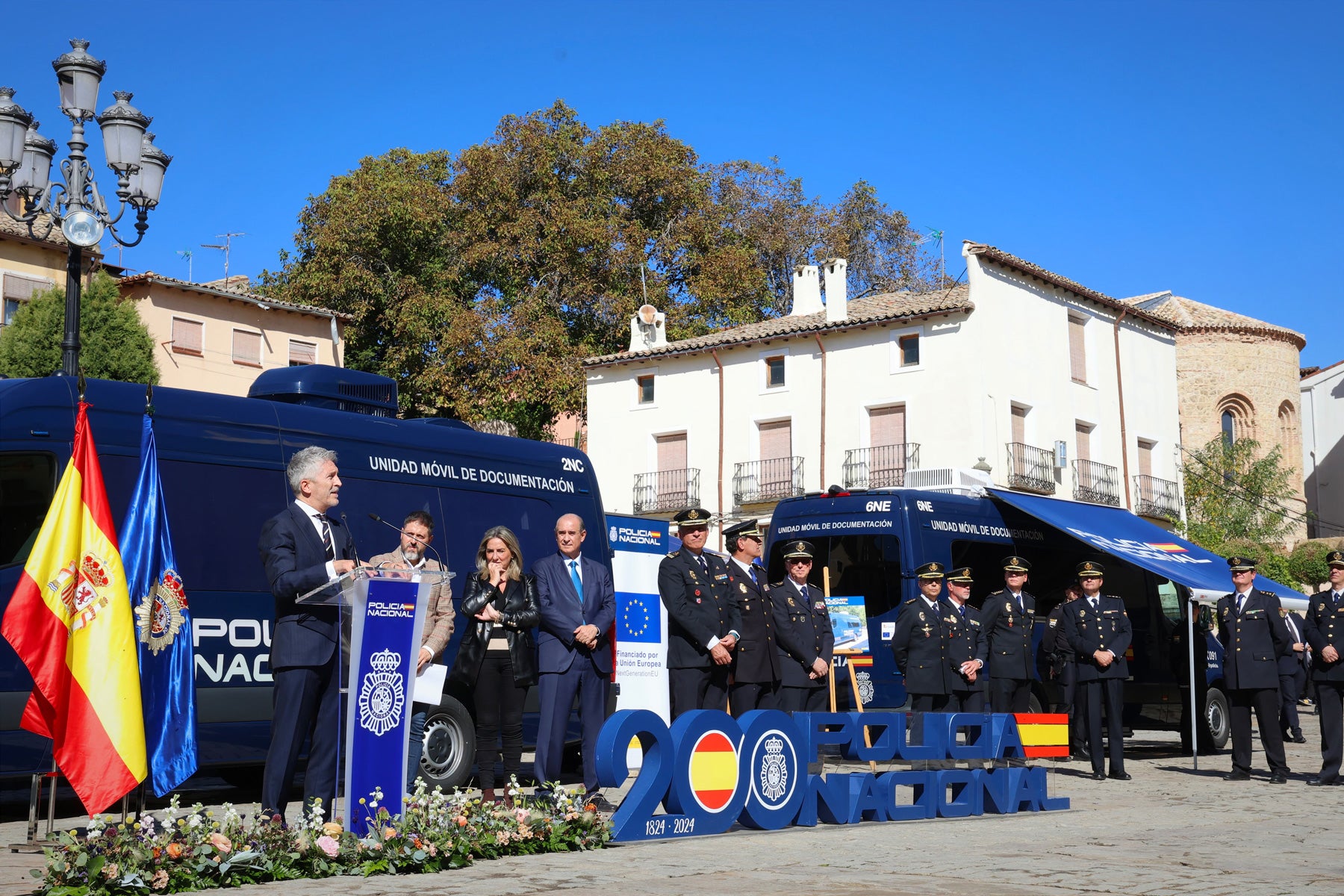 Marlaska presenta ochenta unidades móviles en zonas rurales capaces de expedir el DNI y el pasaporte, una de ellas en Badajoz Marlaska presenta ochenta unidades móviles en zonas rurales capaces de expedir el DNI y el pasaporte, una de ellas en Badajoz