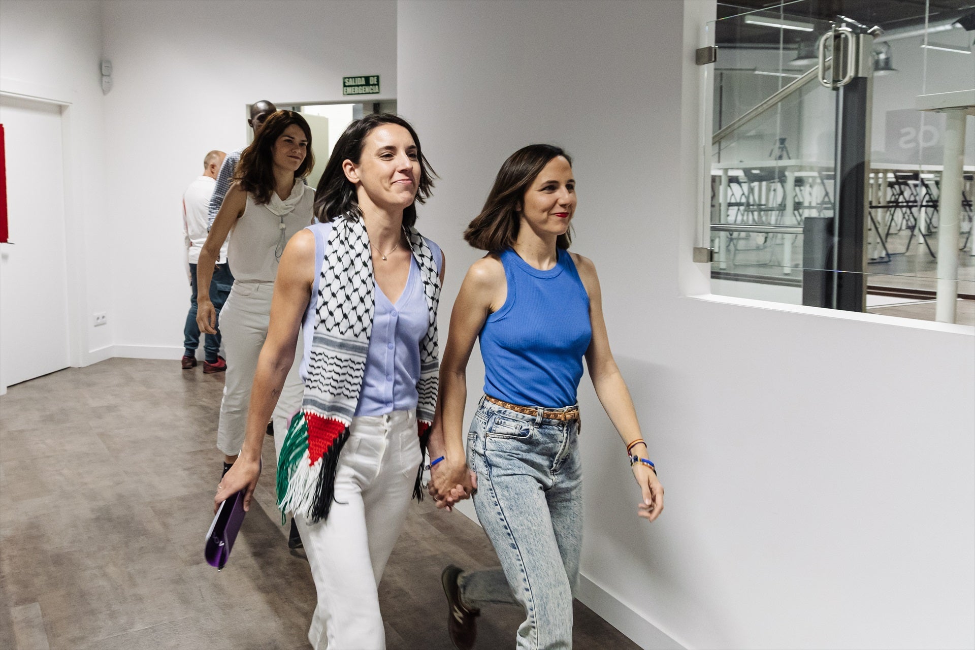 Irene Montero, obligada a quitarse el pañuelo palestino antes de hablar en el Parlamento Europeo Irene Montero, obligada a quitarse el pañuelo palestino antes de hablar en el Parlamento Europeo