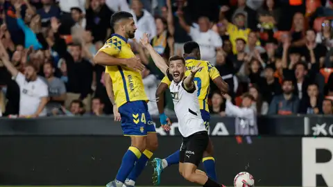 El lateral del Valencia José Gayá durante el encuentro ante la UD Las Palmas en el estadio de Mestalla El lateral del Valencia José Gayá durante el encuentro ante la UD Las Palmas en el estadio de Mestalla