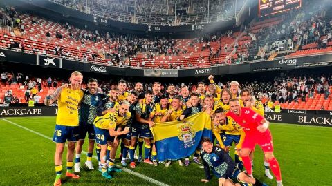 Jugadores de Las Palmas celebran la victoria en Valencia