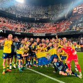 Jugadores de Las Palmas celebran la victoria en Valencia