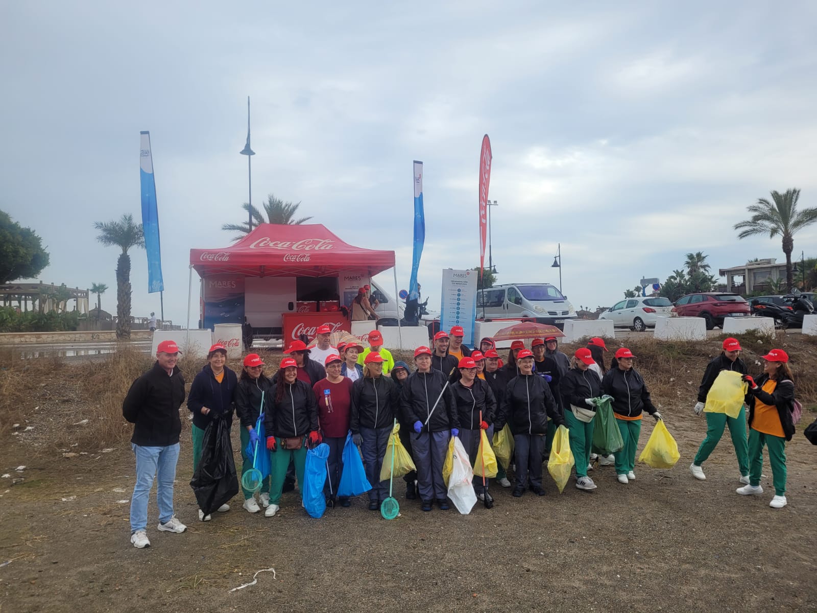 40 voluntarios limpian el entorno de la Playa de los Álamos en Torremolinos 40 voluntarios limpian el entorno de la Playa de los Álamos en Torremolinos